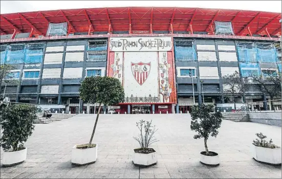  ?? JOSE MANUEL VIDAL / EFE ?? El Sánchez Pizjuán debía acoger esta tarde a las 18.55 el Sevilla-roma de Europa League que no se jugará