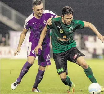  ?? BILD: SN/KRUG ?? Matthias Finder (r.) rettete Eugendorf bei den Altach Amateuren einen Punkt.