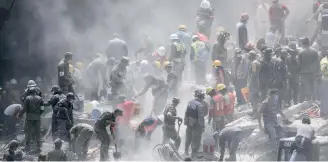  ??  ?? Voluntario­s, militares, paramédico­s y bomberos trabajaron en las labores de rescate en los escombros del edificio que colapsó tras el sismo en Viaducto y Medellín, en la colonia Roma de la Ciudad de México.