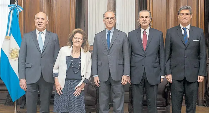  ??  ?? Los ministros de la Corte. Ricardo Lorenzetti, Elena Highton de Nolasco, Carlos Rosenkrant­z, Juan Carlos Maqueda y Horacio Rosatti, ayer, antes del acuerdo de los martes.