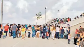  ??  ?? La imagen muestra largas filas el fin de semana en el Gran Malecón Turístico.