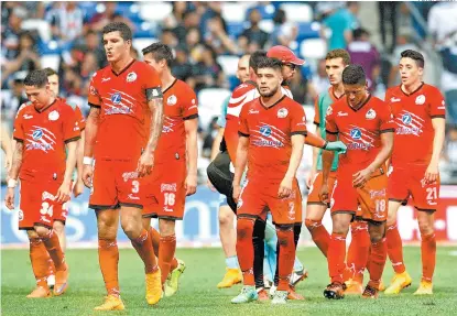  ??  ?? Los jugadores de Lobos BUAP al final del partido