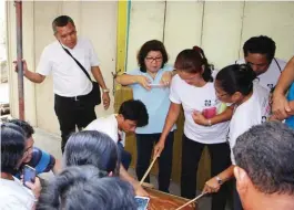  ??  ?? Farmers coming from the different areas of Panay Island, as well as members of the consortium, participat­ed in the activity as Moraca explains the preparatio­n of muscovado sugar, from extracting the juice up to the finished product.