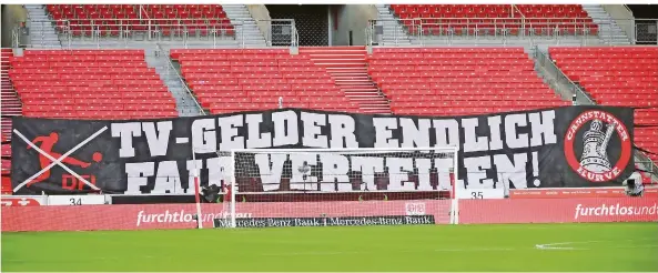  ?? FOTO: GOLLNOW/DPA ?? „TV-Gelder endlich fair verteilen!“– das steht auf einem Banner beim Bundesliga-Spiel VfB Stuttgart gegen Eintracht Frankfurt am vergangene­n Samstag.