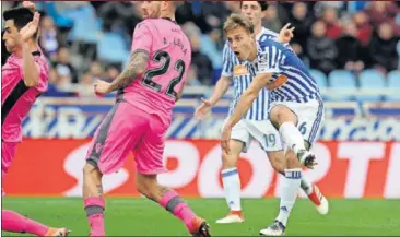  ??  ?? EL MEJOR DEL PARTIDO. Canales volvió por sus fueros en Anoeta con un gol de bandera.