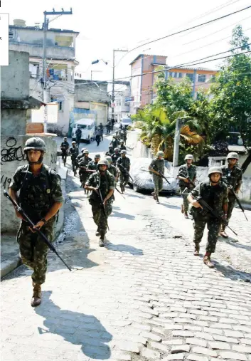  ?? FOTO ANSA/LAPRESSE ?? Nazione a pezzi Militari in una favela a Rio; a destra, Bolsonaro; in basso, cortei a lui avversi