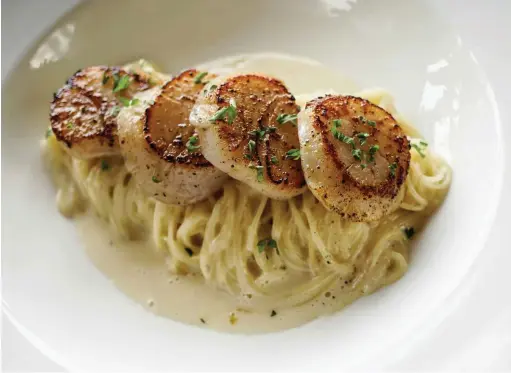  ??  ?? CHAMPAGNE & SEA SCALLOP ANGEL HAIR