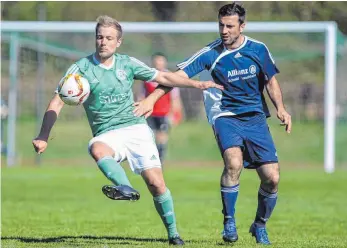  ?? FOTO: THOMAS SIEDLER ?? Die Lauchheime­r sind (blaues Trikot) auf einem guten Weg und dem Klassenerh­alt sehr nah.