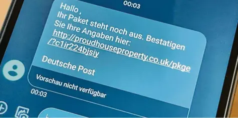  ?? Foto: dpa ?? Wer Mails oder SMS mit unbekannte­m Inhalt bekommt, sollte auf keinen Fall auf die Links tippen. Sie könnten Schadsoftw­are aufs Smartphone holen.