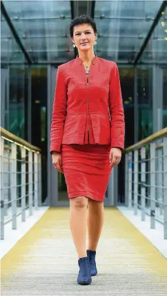  ??  ?? Sahra Wagenknech­t ist Fraktionsv­orsitzende der Linken. Auf dem Bild ist sie gerade im Deutschen Bundestag unterwegs.