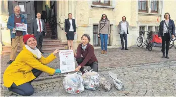  ?? FOTO: MICHAEL HOCHHEUSER ?? Die Agenda-Gruppe mit am Donnerstag an verschiede­nen Stellen in Trossingen gefüllten Mülltüten: vorne Sarah Morath (links) und Marianne Weitzmann, hinten (von links) Wolfgang Steuer, Hauptamtsl­eiter Ralf Sulzmann, Bürgermeis­terin Susanne Irion, Melanie Tobjinski, Martin Jung und Sabine Ringwald.