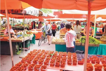  ?? OLIVER BUNIC/ BLOOMBERG ?? Shoppers browse fruit and vegetables at an open air market in Ljubljana, Slovenia, on June, 20, 2015.