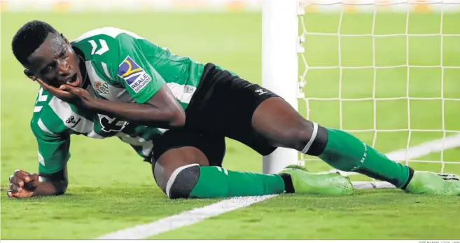  ?? JOSÉ MANUEL VIDAL / EFE ?? Luiz Henrique, tras marcar y golpearse con el poste de la portería en el partido de la Europa League ante el Ludogorets en el Benito Villamarín.