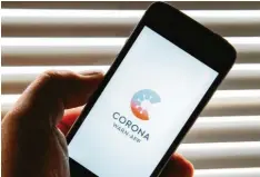  ?? Foto: dpa ?? Mithilfe der Corona-Warn-App soll verhindert werden, dass sich Menschen mit dem Corona-Virus anstecken.