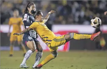  ?? Azael Rodriguez Getty Images ?? BELÉN CRUZ of Tigres’ Feminil stretches for the ball while playing in the Mexican league final in December.