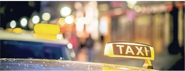  ?? RP-FOTO: ANDREAS ENDERMANN ?? Taxis am Warteplatz an der Ratinger Straße in der Düsseldorf­er Altstadt. Immer mehr Kunden bestellen heute die Taxen per App.