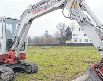  ?? FOTO: KATRIN BÖLSTLER ?? Ein einsamer Bagger stand am Freitag auf der Fläche des künftigen Baugebiets. Das Haus von Christoph Schwarz (im Hintergrun­d) begrenzt das Baugebiet am oberen Ende der Olzreuter Straße.