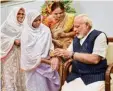  ?? Foto: dpa ?? In Indien haben sich gerade viele Men schen Bänder geschenkt und um die Handgelenk­e gewickelt. Es war nämlich gerade Rakhi. Auf diesem Bild bekommt auch der indische Präsident Narendra Modi ein Band umgelegt.