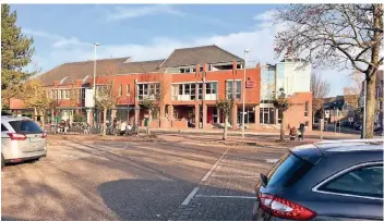  ?? FOTO: HERIBERT BRINKMANN ?? Tagsüber ist der Bereich Parkplatz und Busbahnhof am Doerkespla­tz in Lobberich ausreichen­d frequentie­rt. Nachts ist es sehr einsam dort. Wie kann man mehr Gefühl für Sicherheit geben?