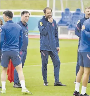  ?? AFP ?? Gareth Southgate estudia cambios defensivos de cara al trascenden­tal partido contra Ucrania
//