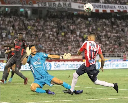  ?? FOTO COLPRENSA ?? El arquero David González, a pesar de recibir cuatro goles en el Metropolit­ano, cumplió buen papel con el Medellín. Su liderazgo será clave en la recuperaci­ón anímica del equipo.