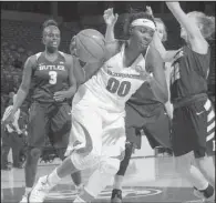  ?? NWA Democrat-Gazette/ANDY SHUPE ?? Arkansas’ Jessica Jackson (00) dribbles in traffic around Butler’s Alexa Bailey during Wednesday night’s game at Walton Arena in Fayettevil­le. Jackson finished with 19 points and nine rebounds.