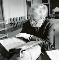  ?? Foto: National Library of Wales ?? Christophe­r de Hamel auf Erkundung.