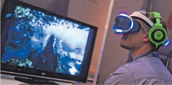  ?? FOTO: DPA ?? Mit einer „smarten Brille“wie Sonys Produkt „PS VR“kann der Nutzer virtuell in fremde Welten eintauchen.