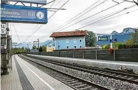  ??  ?? Der Ort des tragischen Unglücks, die Haltestell­e in Puch bei Hallein