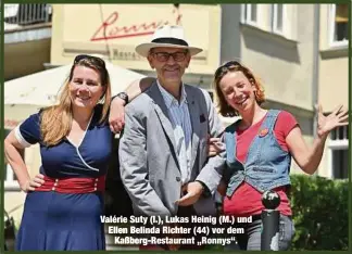  ?? ?? Valérie Suty (l.), Lukas Heinig (M.) und Ellen Belinda Richter (44) vor dem Kaßberg-Restaurant „Ronnys“.