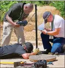  ??  ?? HUNT: British police officers search for evidence in Praia da Luz in 2014