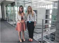  ?? FOTO: PR ?? Emma Rampf aus Ulm (rechts) hat vier Tage in Berlin beim Planspiel „Jugend und Parlament“mitdebatti­ert.