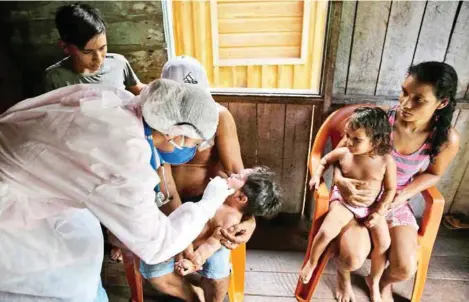  ?? AFP ?? Funcionari­os de salud brasileños toman muestras para diagnostic­ar Covid-19 ayer en Melgaco, Pará.