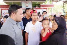  ??  ?? TOUCHING BASE – Public Works and Highways Secretary Mark Villar (left) talks to a family, which fled the fighting in Marawi City, and has been staying in one of the evacuation centers in Lanao del Norte. Villar recently visited these evacuation centers...