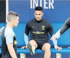  ?? MATTEO BAZZI / EFE ?? Lautaro Martínez (Inter), ayer en la sesión de entrenamie­nto