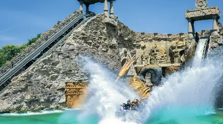  ??  ?? Emozionant­e Anche a Gardaland si può provare il brivido della discesa in acqua a gran velocità