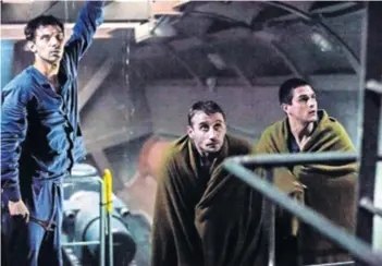  ??  ?? Mihail (u sredini) pokušava organizira­ti život u oštećenoj podmornici dok s mornarima uzalud iščekuje spašavanje