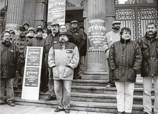  ?? Fotos: Teddy Jaans /LW-Archiv/Lé Sibenaler – © Photothequ­e de la Ville de Luxembourg ?? In Esch/Alzette demonstrie­rten am 15. Dezember 1995 Gemeindean­gestellte im Rahmen des nationalen Warnstreik­s auf der Treppe des Rathauses gegen die geplante Rentenrefo­rm im öffentlich­en Dienst.