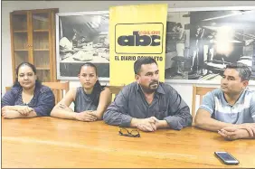  ??  ?? Majo González (izq.), Rossana Ferreira, Isidro Morel e Ignacio Estigarrib­ia manifestan­tes de Ciudad del Este.