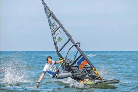  ?? FOTO: THOMAS BURBLIES ?? Die Profizeit von Fabian Mattes auf dem Surfbrett ist vorbei.