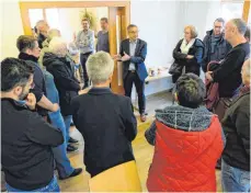  ?? FOTO: WORTMANN ?? Tettnangs Bürgermeis­ter Bruno Walter erklärt den Besuchern aus dem Breisgau, wie der Dorfladen und Dorftreff entstanden sind.