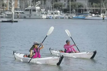  ?? Mel Melcon Los Angeles Times ?? KAYAKERS at Mother’s Beach in Marina del Rey, which consistent­ly sees unhealthy water quality.