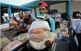  ??  ?? La UNRWA suministra alimentos a los refugiados palestinos.