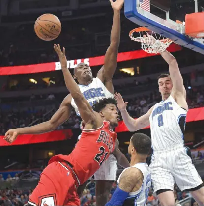  ?? | PHELAN M. EBENHACK/ AP ?? Bulls forward Jimmy Butler, who had 21 points but none in the fourth quarter, gets triple- teamed in the first half.