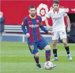  ?? EFE ?? Leo Messi condue un balón ante la atenta mirada de Muni El Haddadi.