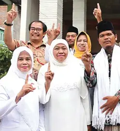  ?? TIM PEMENANGAN KHOFIFAH-EMIL FOR JAWA POS ?? GUYUB: Khofifah bersilatur­ahmi dengan ulama dan santri di Ponpes Sendang Drajat Ponorogo.