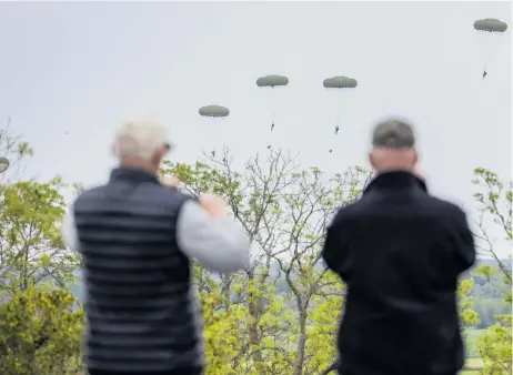  ?? Foto: Karl Melander /TT ?? Lokalbor fanns på plats när fallskärms­jägare deltog i försvarsöv­ningen Baltops på Gotland.