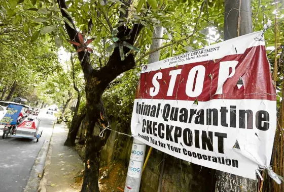  ?? —NIÑO JESUS ORBETA ?? ANIMAL DISEASE CHECK A tarpaulin sign for an animal quarantine checkpoint hangs at Barangay Bagong Silangan in Quezon City, following the outbreak of African swine fever in the area.