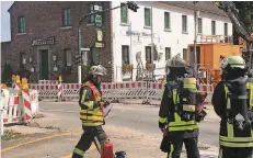  ?? RP-FOTO: LOTHAR STRÜCKEN ?? Messungen der Feuerwehr ergaben gestern Vormittag, dass bereits in großem Umfang Gas durch ein Leck in einer Leitung ausgetrete­n war.