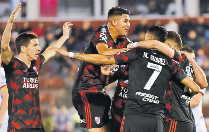  ?? MARCELO CARROLL ?? El inicio de la fiesta. Nacho Fernández, Palacios, Matías Suárez y Borré festejan con el autor del primer gol de River: Milton Casco (tapado por sus compañeros).